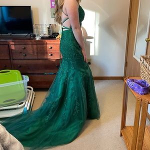 Hello! This beautiful hunter green dress is perfect for any prom/formal event!!!